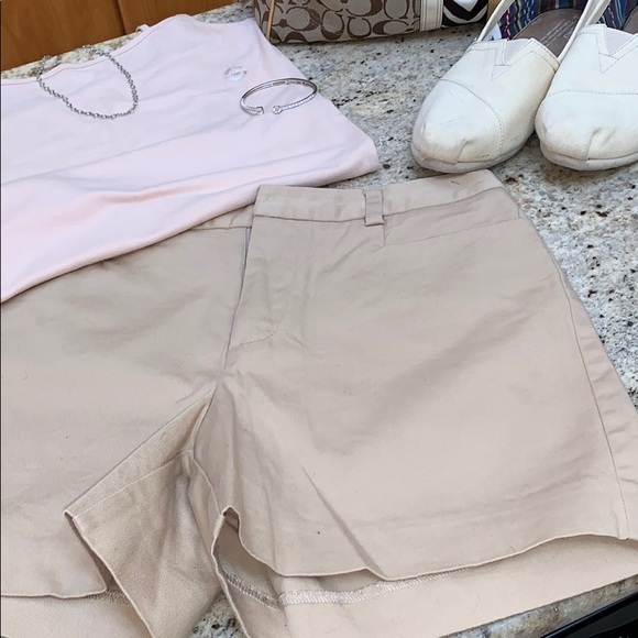 Woman’s Express Stretch Kahki Shorts Sz 4 - Picture 1 of 8